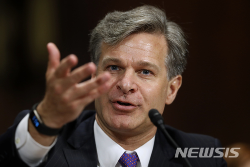 【워싱턴=AP/뉴시스】 크리스토퍼 레이 미국 연방수사국(FBI) 국장이 지난해 7월12일 워싱턴 의사당에서 열린 미 상원 법사위원회 청문회에서 증언하고 있다. 2018.01.23.