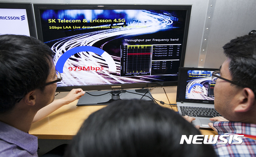 【서울=뉴시스】 SK텔레콤과 에릭슨 엘지의 연구원들이 13일 경기도 성남시 SK텔레콤 분당 기술원에서 스마트폰에 LTE 주파수와 WiFi용 주파수를 함께 활용하는 ‘비면허대역 주파수 집성기술’(LAA: Licensed Assisted Access)을 적용해 1Gbps LTE 속도를 시연하고 있다. 2017.07.13. (사진=SK텔레콤 제공) photo@newsis.com