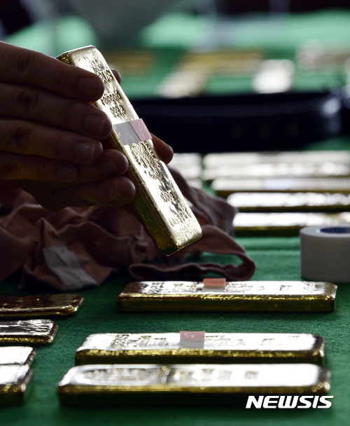 "한국 금괴 밀수단, 일본에 4000억원 규모 반입 추정"