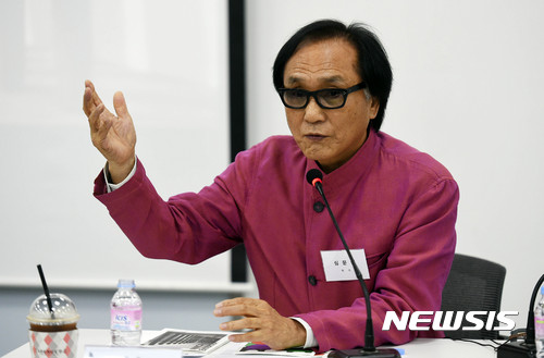 【과천=뉴시스】이정선 기자 = 13일 오전 경기 과천 국립현대미술관 과천관에서 열린 한국현대미술작가시리즈 조각부문 ‘심문섭, 자연을 조각하다’展 기자간담회에서 심문섭 작가가 자신의 작품관에 대해 말하고 있다. 국립현대미술관은 한국 미술사의 주요 원로 작가들의 작품을 소개해 온 ‘한국미술작가시리즈’의 조각부문 ‘심문섭, 자연을 조각하다’전을 오는 14일부터 10월 9일까지 과천관 1, 2전시실과 중앙홀에서 개최한다. 2017.07.13.&nbsp; ppljs@newsis.com