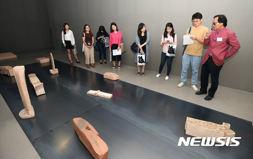 【과천=뉴시스】이정선 기자 = 13일 오전 경기 과천 국립현대미술관 과천관에서 열린 한국현대미술작가시리즈 조각부문 ‘심문섭, 자연을 조각하다’展 기자간담회에서 심문섭 작가가 자신의 작품을 설명하고 있다.국립현대미술관은 한국 미술사의 주요 원로 작가들의 작품을 소개해 온 ‘한국미술작가시리즈’의 조각부문 ‘심문섭, 자연을 조각하다’전을 오는 14일부터 10월 9일까지 과천관 1, 2전시실과 중앙홀에서 개최한다. 2017.07.13.&nbsp; ppljs@newsis.com