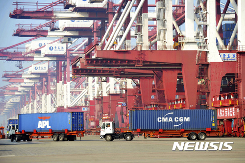【칭다오(중국 산둥성)=AP/뉴시스】중국 동부 산둥(山東)성 칭다오(靑島)에 컨테이너 트럭들이 도착하고 있다. 트럼프 미 행정부가 오래 적용하지 않던 1974년 무역법의 301조 조항을 중국의 불공정 무역관행에 대해 적용하는 것을 검토하고 있다고 월스트리트저널(WSJ)이 1일 보도했다. 2017,8.2 