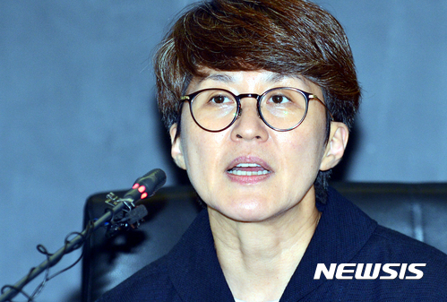 【광주=뉴시스】류형근 기자 = 김선정(52) 광주비엔날레재단 신임 대표이사가 13일 오후 광주 북구 광주비엔날레 재단 3층 회의실에서 기자회견을 하고 있다. 김 대표이사의 임기는 3년으로 오는 2020년까지 광주비엔날레를 이끈다. 2017.07.13. hgryu77@newsis.com