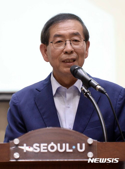 【서울=뉴시스】고범준 기자 = 13일 오후 서울 중구 서울시청 대회의실에서 열린 제44회 동반성장포럼 중앙정부와 지방정부 간 동반성장을 위한 지방분권 방향 세미나에서 박원순 서울시장이 인사말을 하고 있다. 2017.07.13. bjko@newsis.com