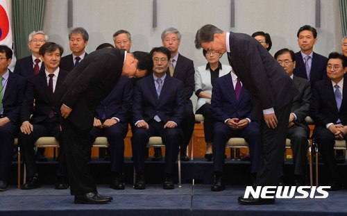 【서울=뉴시스】전신 기자 = 문재인 대통령이 13일 청와대 본관에서 유영민 미래창조과학부 장관에게 임명장을 수여하고 있다. 2017.07.13. photo1006@newsis.com