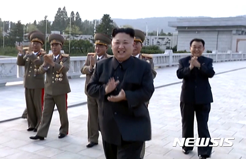 【서울=뉴시스】김정은 노동당 위원장이 금수산 태양궁전에서 대륙간탄도미사일(ICBM)급의 화성-14형 시험발사에 관여한 과학자와 기술자들과 기념촬영을 했다고 13일 보도했다. 2017.07.13. (사진=조선중앙TV 캡쳐)&nbsp; photo@newsis.com