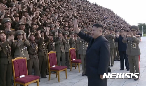 【서울=뉴시스】김정은 노동당 위원장이 금수산 태양궁전에서 대륙간탄도미사일(ICBM)급의 화성-14형 시험발사에 관여한 과학자와 기술자들과 기념촬영을 했다고 13일 보도했다. 2017.07.13. (사진=조선중앙TV 캡쳐) photo@newsis.com