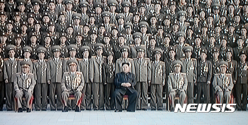 【서울=뉴시스】김정은 노동당 위원장이 금수산 태양궁전에서 대륙간탄도미사일(ICBM)급의 화성-14형 시험발사에 관여한 과학자와 기술자들과 기념촬영을 했다고 13일 보도했다. 2017.07.13. (사진=조선중앙TV 캡쳐) photo@newsis.com