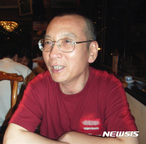 【베이징=AP/뉴시스】간암 말기 판정을 받고 가석방돼 교도소 밖 병원에서 치료를 받던 중국의 인권운동가이자 노벨평화상 수상자인 류샤오보(劉曉波)가 복합장기부전 증세로 13일(현지시간) 사망했다. 향년 61세. 2017.07.13&nbsp; photo@newsis.com