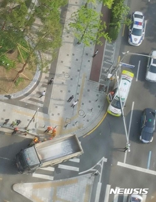 【대구=뉴시스】이통원 기자 = ﻿대구 수성경찰서는 횡단보도를 건너던 여중생을 치어 숨지게 한 혐의(교통사고처리특례법위반)로 A(51)씨를 구속했다고 4일 밝혔다. 사진은 7월14일께 출동한 경찰과 119구조대가 사고현장을 수습하고 있는 모습이다. 2017.07.14. (사진= 독자 제공) photo@newsis.com