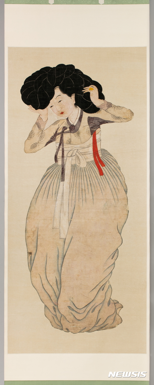 【서울=뉴시스】 미인도(고산윤선도유물전시관), 조선후기. 윤두서(1668~1715)의 손자 윤용(1708~1740)의 작품으로 추정된다. 못 쓰는 집안물건을 정리하다가 책장 안 밑바닥에 깔린 까만 종이를 쓰레기 더미에 던졌는데, 그 종이에서 ‘미인도’가 발견됐다.