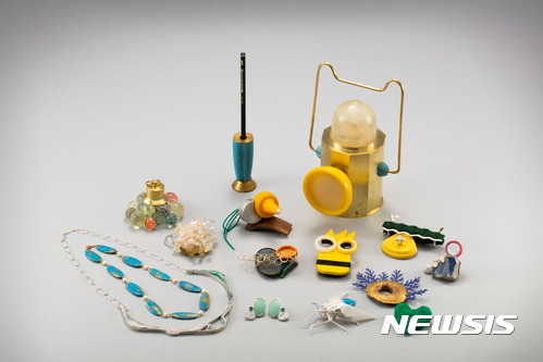 【서울=뉴시스】 바다쓰레기 재활용 액세서리, 재주도좋아 작. 바다쓰레기를 모으는 ‘비치코밍(beach combing)’ 축전을 열어 수집한 쓰레기로 만들었다. 