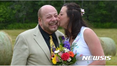 【서울=뉴시스】 캐나다 뉴브런스윅 주(州)에 살고 있는 JP 네이도씨는 지난 8일 오러 우드스탁에 있는 자신의 사과 농장 뒷뜰에서 열린 딸의 결혼식에서 축사를 하다 번개에 맞았다. (사진 = CBC 캡쳐) 2017.07.14