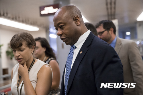 【워싱턴=AP/뉴시스】팀 스콧 미 공화당 상원의원이 지난 7월13일 오바마케어 폐기 법안 표결을 위해 상원으로 향하고 있다. 스콧 의원은 "우리는 미 국민들을 위해 일하지 대통령을 위해 일하지 않는다"고 공화당 의원으로서는 놀랄 정도로 강경한 발언을 했다. 공화당 상원의원들 가운데 스콧 의원처럼 도널드 트럼프 대통령에게 등을 돌리는 의원들이 점점 많아지고 있다. 2017.8.2