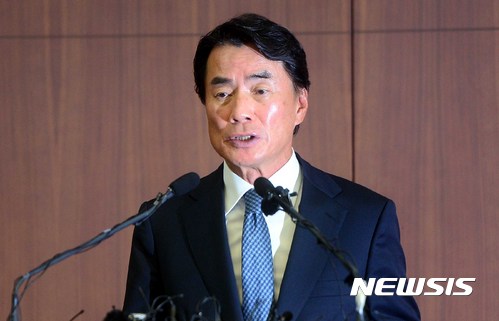 【서울=뉴시스】조성봉 기자 = 자신의 운전기사를 상대로 폭언과 폭행을 한 것으로 알려진 이장한 종근당 회장이 14일 오전 서울 서대문구 종근당빌딩 대강당에서 열린 기자회견에 사과문을 낭독하고 있다. 2017.07.14. suncho21@newsis.com