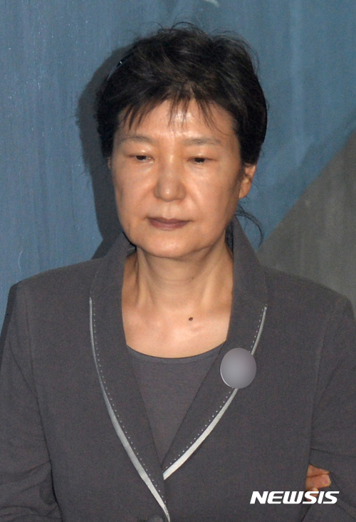 【서울=뉴시스】임태훈 기자 = 박근혜 전 대통령이 14일 오후 서울 서초구 서울중앙지방법원에서 열린 '36차 공판에 출석하기 위해 호송차에서 내려 법정으로 향하고 있다. 2017.07.14.&nbsp; taehoonlim@newsis.com