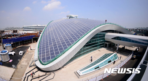 [인천공항=뉴시스]추상철 기자 = 사진은 인천공항 제2여객터미널 교통센터에 설치된 태양광의 모습. 2019.12.26. . scchoo@newsis.com
