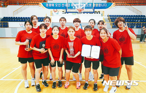 【광주=뉴시스】맹대환 기자 = 광주대학교 여자농구부 선수들이 14일 전남 영광스포티움 국민체육센터에서 열린 제33회 MBC배 전국대학농구대회 시상식에서 우승트로피를 들고 기념사진을 촬영하고 있다. 2017.07.14 (사진=광주대 제공) mdhnews@newsis.com