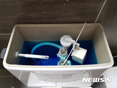 【밀양=뉴시스】안지율 기자 = 14일 오후 경남 밀양지역의 한 소비자가 코웨이 렌탈제품의 잦은 고장과 제품 하자의 이유로 렌탈 무상 해지를 요구하자 이에 불가 등의 정책을 고수해 불만이 제기됐다. 사진은 코웨이의 잦은 고장으로 말썽을 빚는 비데 자동 물 내림시스템. 2017.07.14.(사진=밀양시민 제공)&nbsp; alk9935@newsis.com