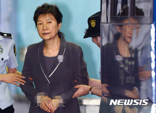 [서울=뉴시스]임태훈 기자 = 지난 2017년 7월 서울 서초구 서울중앙지방법원에서 36차 공판을 마친 박근혜 전 대통령이 호송차로 걸어가고 있다. 2017.07.14. taehoonlim@newsis.com