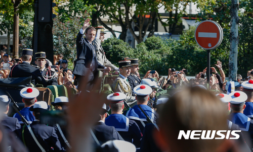 【파리(프랑스)=뉴시스】이준성 프리랜서 기자 = 14일 오전(현지시간) 프랑스 파리 프랑스 샹제리제 거리(Champs elysee)에서 바스티유의 날(Bastille day)을 맞아 마크롱 프랑스 대통령이 의전차량에서 시민들에게 인사하고 있다. 바스티유의 날은 프랑스 대혁명의 도화선이된 1789년 7월 14일 무능한 군주 루이 16세에 분노한 파리 시민들이 바스티유 감옥을 습격한 것을 기념하는 날이다. 2017.07.15. photo@newsis.com