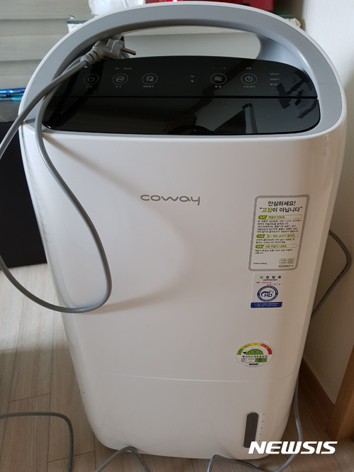 【밀양=뉴시스】안지율 기자 = 15일 경남 밀양지역의 한 소비자가 일시금으로 구입한 코웨이 제습기의 반복된 고장으로 무상서비스를 요구하자 일시금 제품 등의 이유로 무상서비스를 거절해 소비자의 불만이 거세지고 있다. 사진은 구입후 일 년에 한 번씩 고장이 발생한 제습기. 2017.07.15. (사진=밀양시민 제공)&nbsp;&nbsp; alk9935@newsis.com