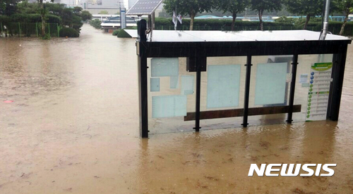 【청주=뉴시스】이병찬 기자 = 16일 내린 집중호우로 충북 청주시 복대동의 도로와 주차 차량이 침수돼 있다. 호우 경보가 내린 청주 지역에는 이날 100㎜ 이상의 물폭탄이 쏟아졌다.2017.07.16..(사진=시민 제공)&nbsp; bclee@newsis.com