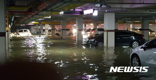 【청주=뉴시스】박재원 기자 = 16일 내린 집중호우로 충북 청주시 복대동의 한 아파트 지하주차장이 침수돼 있다. 호우 경보가 내린 청주 지역에는 이날 200㎜ 이상의 물폭탄이 쏟아졌다.2017.07.16. photo@newsis.com