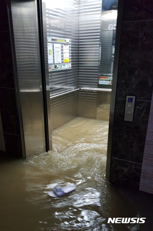 【청주=뉴시스】박재원 기자 = 16일 내린 집중호우로 충북 청주시 복대동의 한 아파트 승강기가 불어난 물에 침수됐다. 호우 경보가 내린 청주 지역에는 이날 100㎜ 이상의 물폭탄이 쏟아졌다.2017.07.16.&nbsp; photo@newsis.com 