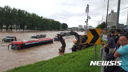 【청주=뉴시스】강신욱 기자 = 16일 내린 집중호우로 충북 증평군 보강천 불이 불어나 하상 주차장에 주차했던 차량들이 침수됐다.2017.07.16. photo@newsis.com