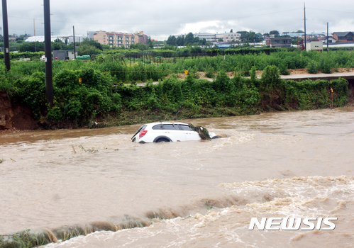  【천안=뉴시스】이종익 기자 = 16일 오전5시부터 6시까지 시간당 최고 74㎜ 쏟아진 폭우로 충남 천안시 서북구 입장천 하상 주차장이 물에 잠긴 가운데 차량이 주자창에서 100m 가량 떠내려와 물에 잠겨있다.&nbsp; 이날 오전10시30분 기준 천안지역은 호우경보로 대체된 가운데 평균강수량이 166㎜를 기록중이다.&nbsp; 2017.07.16.<a href="mailto:007news@newsis.com">007news@newsis.com</a>
