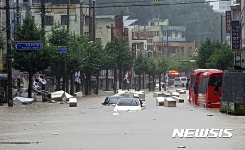 【청주=뉴시스】이성기 기자 = 16일 내린 집중호우로 침수된 충북 청주시 사직동 저지대 도로에서 폐냉장고 등 가재도구가 둥둥 떠다니고 있다. 호우 경보가 내린 청주 지역에는 이날 200㎜ 이상의 물폭탄이 쏟아졌다.2017.07.16. <a href="mailto:sklee@newsis.com">sklee@newsis.com</a>