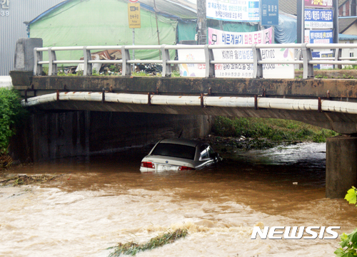 【천안=뉴시스】이종익 기자 = 16일 오전5시부터 6시까지 시간당 최고 74㎜ 쏟아진 폭우로 충남 천안시 서북구 입장천 하상 주차장이 물에 잠긴 가운데 차량이 주차장에서 떠내려와 물에 잠겨있다. 이날 오전10시30분 기준 천안지역은 호우주의보에서 호우경보로 대체된 가운데 평균강수량이 166㎜를 기록중이다. 2017.07.16.007news@newsis.com