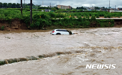 【천안=뉴시스】이종익 기자 = 16일 오전5시부터 6시까지 시간당 최고 74㎜ 쏟아진 폭우로 충남 천안시 서북구 입장천 하상 주차장이 물에 잠긴 가운데 승용차가 주차장에서 떠내려와 물에 잠겨있다. 이날 오전10시30분 기준 천안지역은 호우주의보에서 호우경보로 대체된 가운데 평균강수량이 166㎜를 기록중이다. 2017.07.16. 007news@newsis.com