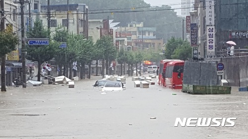 【청주=뉴시스】이성기 기자 = 16일 집중호우에 충북 청주시 서원구 사직동 충북지방병무청 앞 사거리가 침수되면서 차량들이 물에 잠기고 폐냉장고와 스티로폼 등이 둥둥 떠다니고 있다. 2017.07.16. <a href="mailto:sklee@newsis.com">sklee@newsis.com</a>&nbsp;&nbsp; 