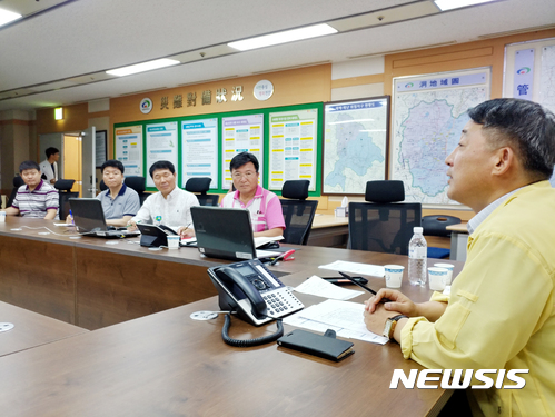 【천안=뉴시스】이종익 기자 = 16일 오전 10시30분 기준 병천면 212㎜ 등 평균강수량 166㎜를 기록중인 충남 천안지역에서 차량 침수와 저수지 범람과 주택침수 등의 피해가 급증하고 있다. 이날 천안시 재난상황실에서 서철모 부시장(사진 오른쪽 첫번째)이 국지성 집중호우를 대비한 상황판단회의를 열고 있다. 2017.07.16.&nbsp;&nbsp; 007news@newsis.com 