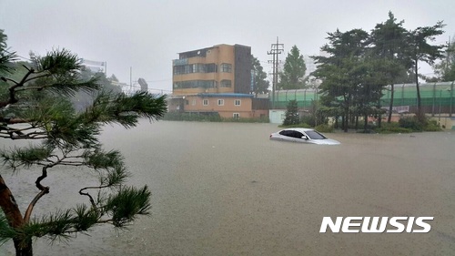 【청주=뉴시스】박재원 기자 = 16일 집중호우에 침수된 충북 청주시 서원구의 한 고등학교 운동장에 차량이 잠겨 있다. 2017.07.16. p<a href="mailto:pjw@newsis.com">jw@newsis.com</a>