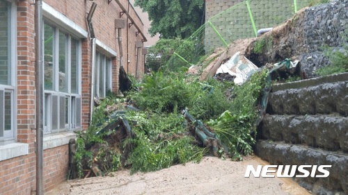 【청주=뉴시스】박재원 기자 = 16일 집중호우에 충북 청주시 서원구의 한 고등학교 옹벽이 무너지면서 흘러내린 토사가 급식소를 덮쳤다. 2017.07.16. pjw@newsis.com