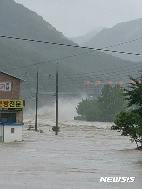 【청주=뉴시스】김재광 기자 = 16일 내린 집중호우에 충북 괴산군 칠성면 괴산댐에서 물이 방류되는 가운데 일부 하류 지역 가옥과 농경지가 침수됐다. 2017.07.16. kipoi@newsis.com 