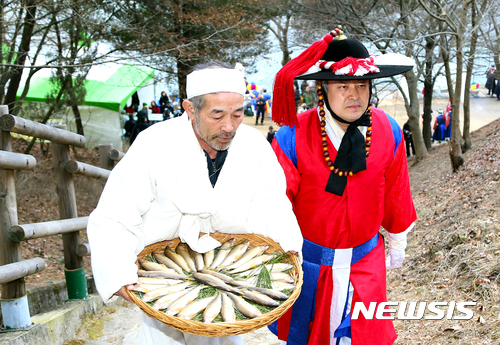 지난해 2월 19일 안동시 민속박물관 인근에서 열린 '안동 장빙제'에서 안동도호부 현감으로 분장한 김명호 안동장빙제추진위원장이 은어를 저장하기 위해 석빙고로 향하고 있다. (사진= 안동시 제공)