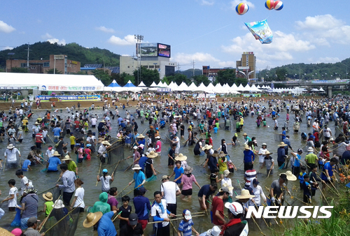 지난해 7월 경북 봉화군 내성천 일원에서 열린 '봉화은어축제' 중 반도잡이 행사에 참가한 관광객들이 내성천에서 은어를 잡고 있다. (사진= 봉화군 제공)