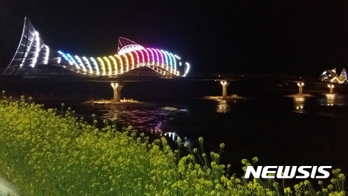 바다에서 은어가 회귀해 올라오는 길목인 울진군 왕피천에 은어 모형의 다리가 야간조명을 받으며 아름다운 자태를 뽐내고 있다. 2017.07.17 kjh9326@newsis.com