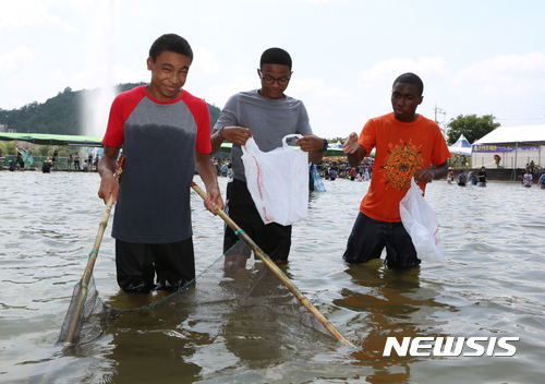 지난해 7월 경북 봉화군 내성천 일원에서 열린 '봉화은어축제' 중 반도잡이 행사에 참가한 외국인 관광객들이 은어를 잡고 있다. (사진= 봉화군 제공)