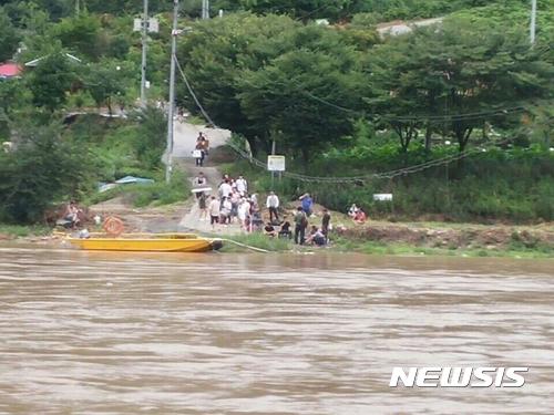 【춘천=뉴시스】조명규 기자 = 16일 오전 9시32분께 강원 원주시 지정면 간현리 점말마을에서 펜션 투숙객 150명이 전날 내린 폭우로 불어난 물에 의해 고립돼 119구조대가 구조에 나서고 있다.2017.07.16(사진=원주소방서 제공) photo@newsis.com