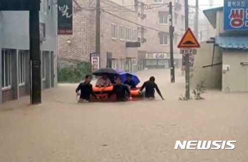 【청주=뉴시스】인진연 기자 = 16일 내린 집중호우로 침수된 충북 청주시 흥덕구 비하동 저지대에서 119구조대가 고립됐던 주민을 보트를 이용해 구조하고 있다. 호우 경보가 내린 청주 지역에는 이날 오후 2시까지 290㎜의 물폭탄이 쏟아졌다.2017.07.16.(사진=청주 서부소방서 제공) photo@newsis.com
