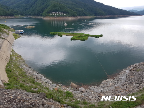 &nbsp; 【춘천=뉴시스】한윤식 기자 = 16일 강원 춘천 소양강댐 상류지역에 집중호우가 쏟아지며 수위가 급상승하고 있어 수문개방 시기에 관심이 모아지고 있다. 이날 오후 4시 현재 소양강댐 수위는 178.98m로 장마가 시작된 지난 1일 163.65m보다 무려 15.3m나 상승했다.2017.07.16.&nbsp; ysh@newsis.com 
