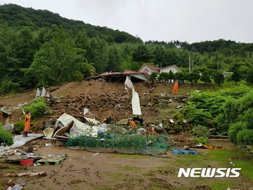 【청주=뉴시스】인진연 기자 = 물폭탄이 쏟아진 16일 충북 청주시 상당구 낭성면의 한 교회 인근에서 무너진 토사에 매몰되면서 A(81·여)씨가 숨진채 발견됐다. 사진은 119구조대의 구조 모습. 2017.07.16 (사진=청주 동부소방서 제공)&nbsp;&nbsp; photo@newsis.com 