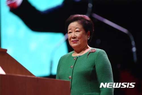 【서울=뉴시스】= 한학자 세계평화통일가정연합 총재가 15일(현지시간) 미국 뉴욕 '매디슨 스퀘어 가든'에서 열린 특별 평화집회에서 기조연설을 하고 있다. (사진=가정연합 제공)