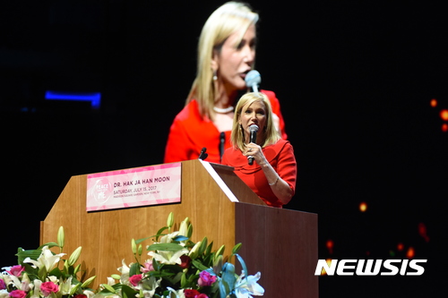 【서울=뉴시스】미국 트럼프 정부의 복음주의자문위원장인 폴라 화이트 목사가 15일(현지시간) 미국 뉴욕 '매디슨 스퀘어 가든'에서 열린 특별 평화집회에서 개회기도를 하고 있다. (사진=가정연합 제공)