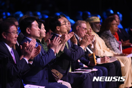 【서울=뉴시스】 15일(현지시간) 미국 뉴욕 '매디슨 스퀘어 가든'에서 열린 특별 평화집회에 세계평화가정연합 한·미·일 회장 등 주요 인사들이 참석했다. (사진=가정연합 제공)